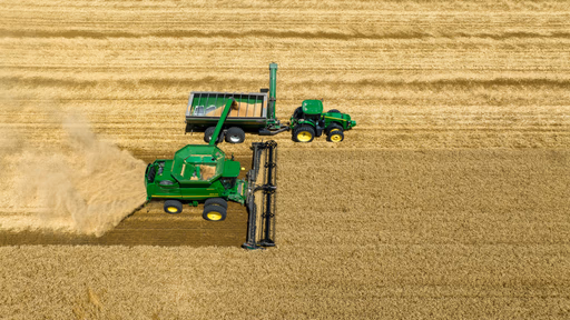 Tratores trabalhando em plantação